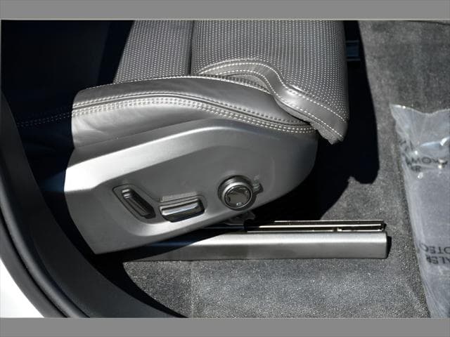 2025 Volvo XC90 SUV in Crystal White Pearl thumbnail 33