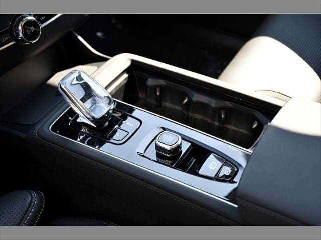 2025 Volvo XC90 SUV in Crystal White Pearl thumbnail 37