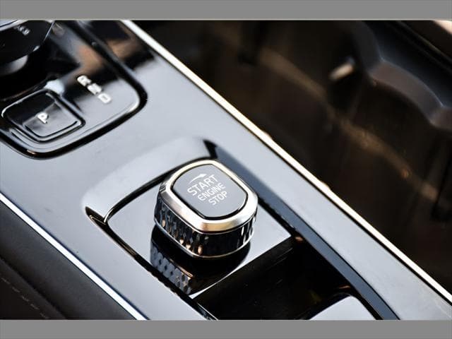 2025 Volvo XC90 SUV in Crystal White Pearl thumbnail 38