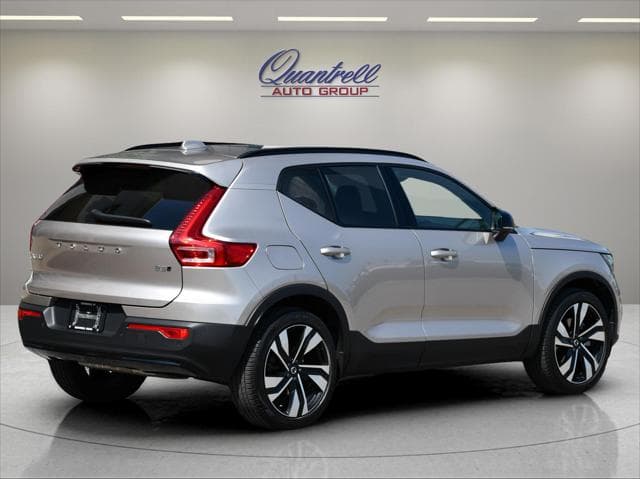 2024 Volvo XC40 SUV in Bright Dusk Metallic thumbnail 4