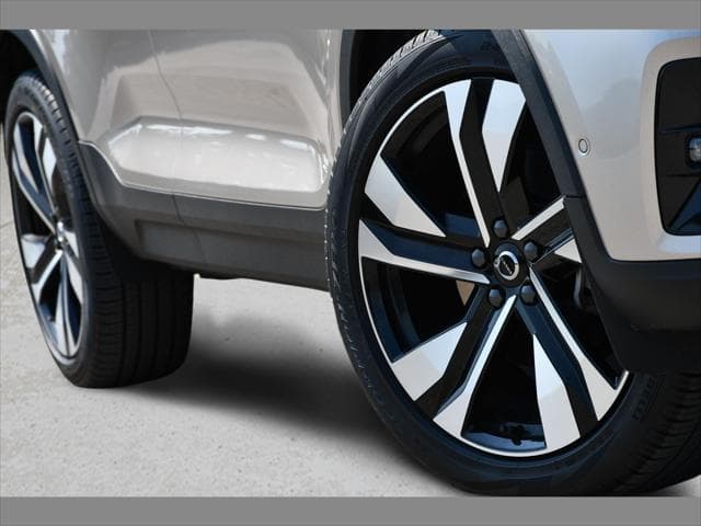 2024 Volvo XC40 SUV in Bright Dusk Metallic thumbnail 11