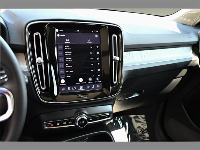 2024 Volvo XC40 SUV in Bright Dusk Metallic thumbnail 19