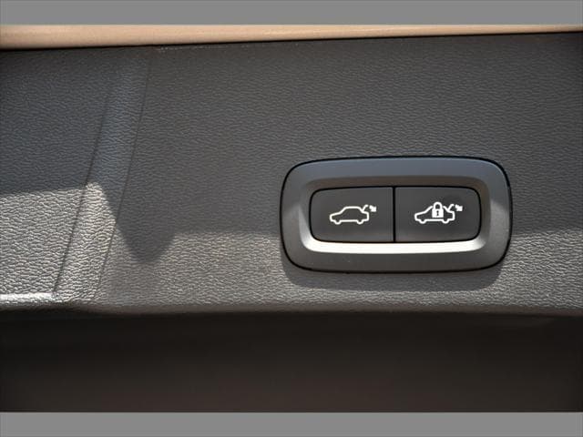 2024 Volvo XC40 SUV in Bright Dusk Metallic thumbnail 25