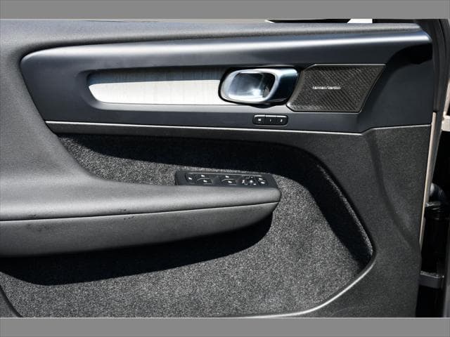 2024 Volvo XC40 SUV in Bright Dusk Metallic thumbnail 27