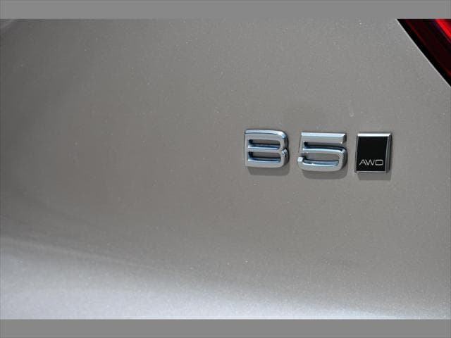 2024 Volvo XC40 SUV in Bright Dusk Metallic thumbnail 29