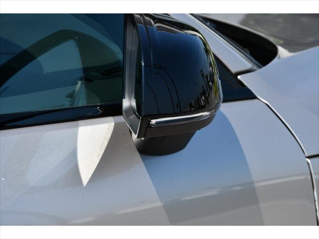 2024 Volvo XC40 SUV in Bright Dusk Metallic thumbnail 31
