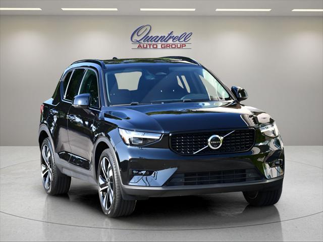 2023 Volvo XC40 SUV in Onyx Black Metallic thumbnail 2