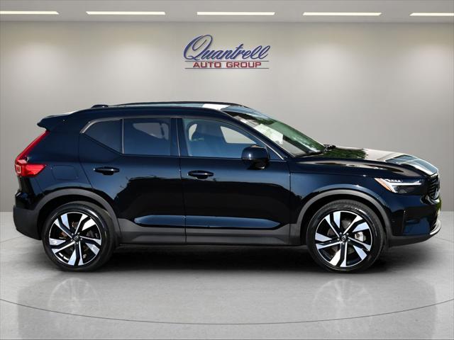 2023 Volvo XC40 SUV in Onyx Black Metallic thumbnail 3