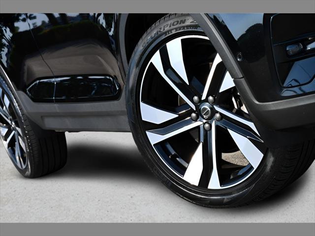 2023 Volvo XC40 SUV in Onyx Black Metallic thumbnail 11