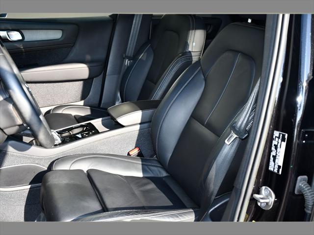 2023 Volvo XC40 SUV in Onyx Black Metallic thumbnail 14