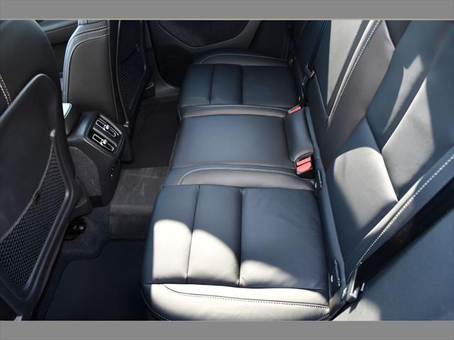 2023 Volvo XC40 SUV in Onyx Black Metallic thumbnail 16