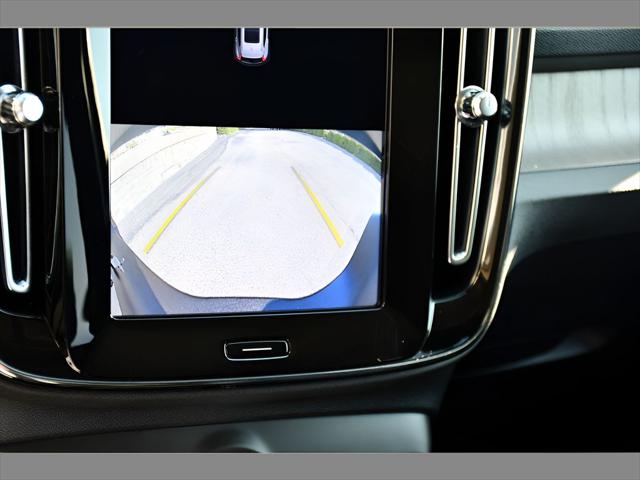 2023 Volvo XC40 SUV in Onyx Black Metallic thumbnail 23