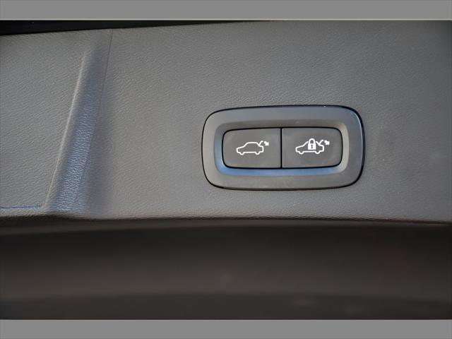 2023 Volvo XC40 SUV in Onyx Black Metallic thumbnail 26