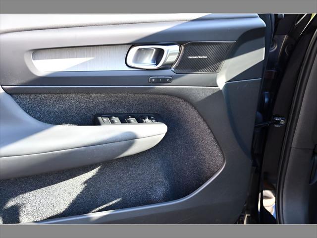 2023 Volvo XC40 SUV in Onyx Black Metallic thumbnail 28