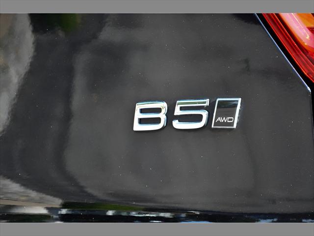2023 Volvo XC40 SUV in Onyx Black Metallic thumbnail 30