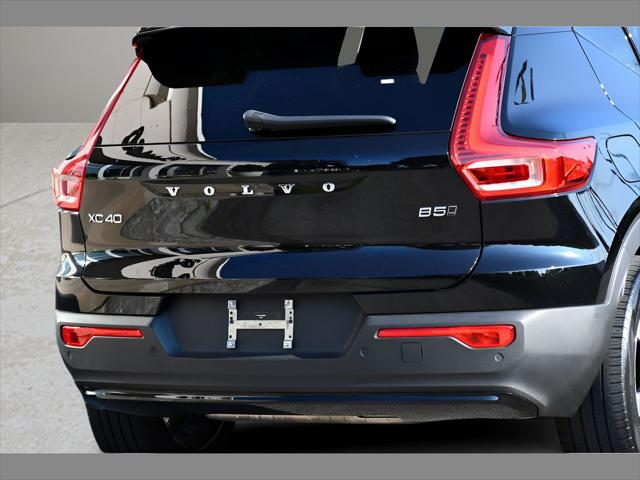 2023 Volvo XC40 SUV in Onyx Black Metallic thumbnail 31