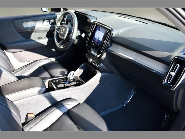 2023 Volvo XC40 SUV in Onyx Black Metallic thumbnail 33