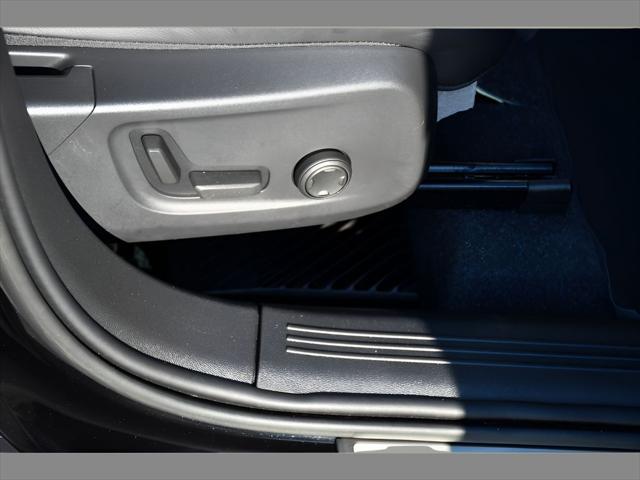 2023 Volvo XC40 SUV in Onyx Black Metallic thumbnail 34