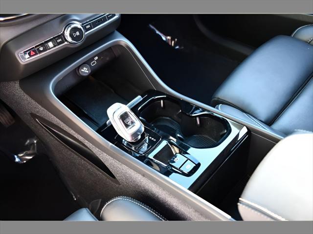 2023 Volvo XC40 SUV in Onyx Black Metallic thumbnail 38