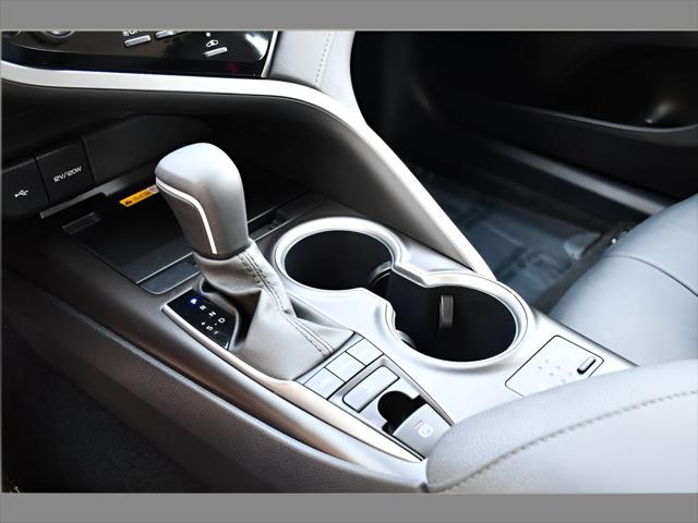 2024 Toyota Camry Sedan in Celestial Silver Metallic thumbnail 35