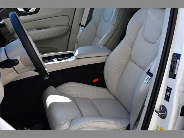 2027 Volvo XC60 SUV in Crystal White thumbnail 13