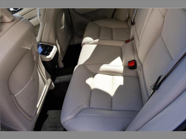 2027 Volvo XC60 SUV in Crystal White thumbnail 15