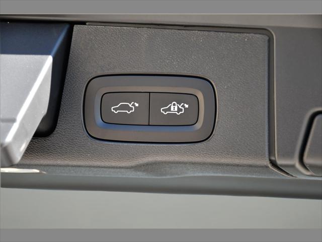 2027 Volvo XC60 SUV in Crystal White thumbnail 25