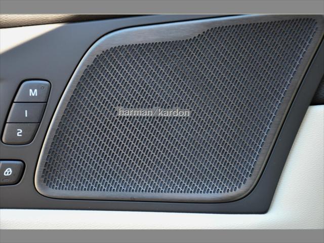 2027 Volvo XC60 SUV in Crystal White thumbnail 27