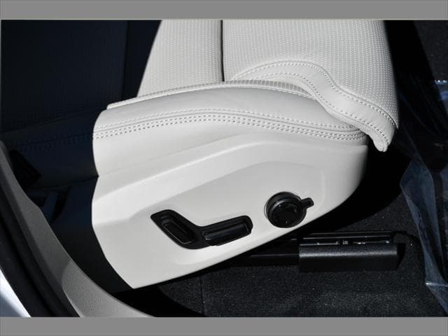 2027 Volvo XC60 SUV in Crystal White thumbnail 32