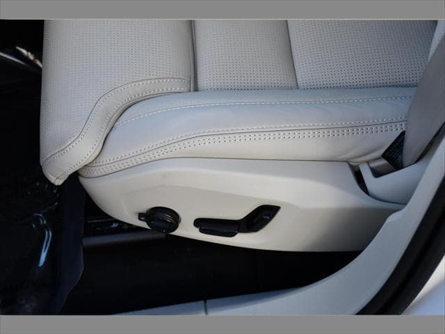 2027 Volvo XC60 SUV in Crystal White thumbnail 34