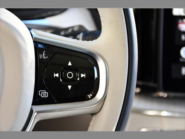 2027 Volvo XC60 SUV in Crystal White thumbnail 35