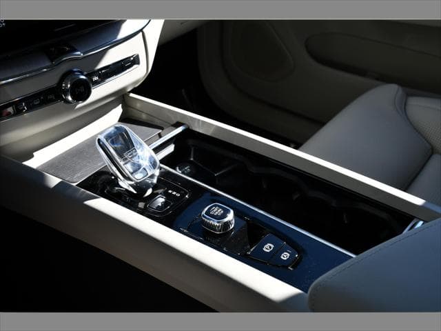 2027 Volvo XC60 SUV in Crystal White thumbnail 36