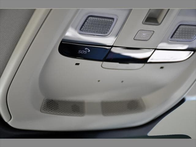 2027 Volvo XC60 SUV in Crystal White thumbnail 38