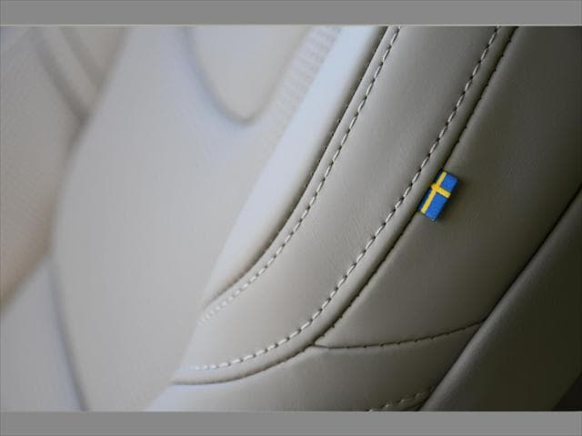 2027 Volvo XC60 SUV in Crystal White - Image 40