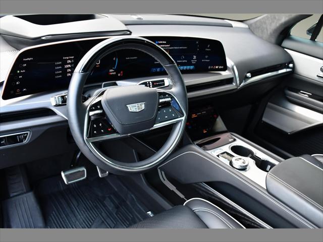2026 Cadillac VISTIQ SUV in Vibrant White Tricoat thumbnail 12