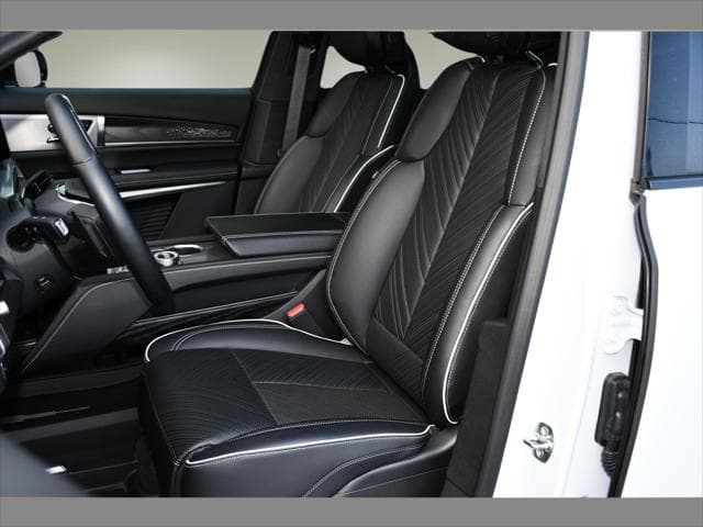 2026 Cadillac VISTIQ SUV in Vibrant White Tricoat thumbnail 13