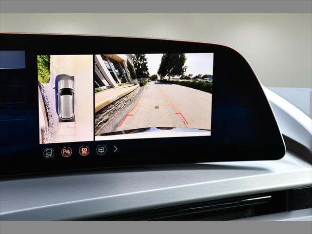 2026 Cadillac VISTIQ SUV in Vibrant White Tricoat thumbnail 22