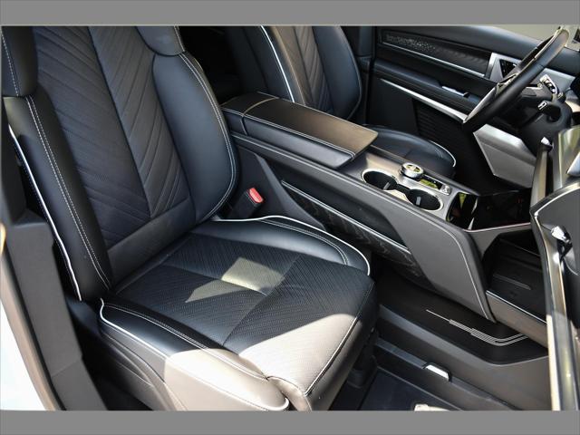 2026 Cadillac VISTIQ SUV in Vibrant White Tricoat thumbnail 30