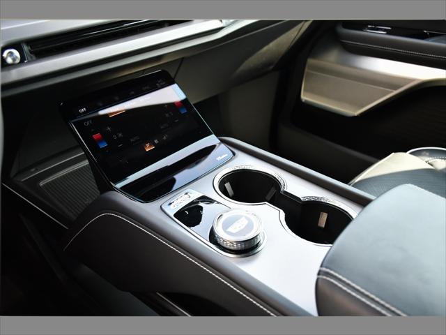 2026 Cadillac VISTIQ SUV in Vibrant White Tricoat thumbnail 33