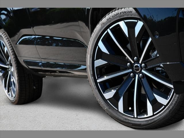2027 Volvo XC60 SUV in Onyx Black thumbnail 11