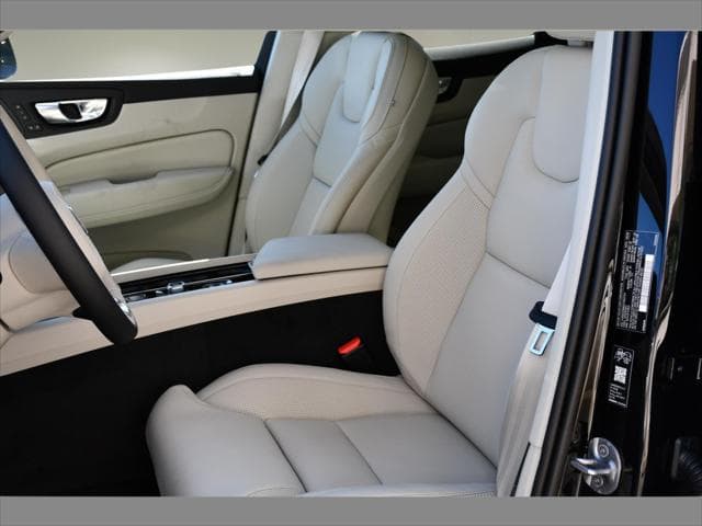 2027 Volvo XC60 SUV in Onyx Black thumbnail 13