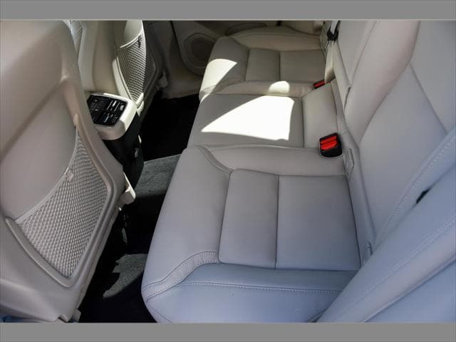 2027 Volvo XC60 SUV in Onyx Black thumbnail 14