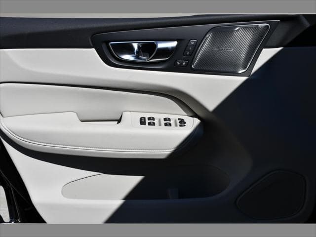 2027 Volvo XC60 SUV in Onyx Black thumbnail 24