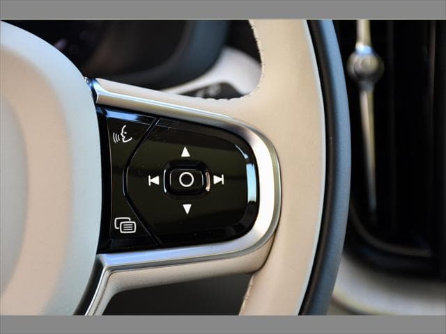 2027 Volvo XC60 SUV in Onyx Black thumbnail 33