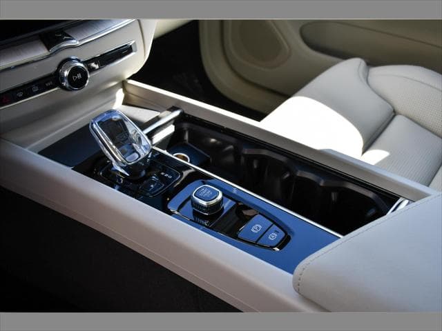 2027 Volvo XC60 SUV in Onyx Black thumbnail 34