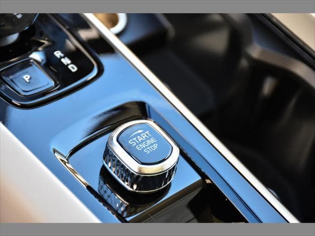 2027 Volvo XC60 SUV in Onyx Black thumbnail 35