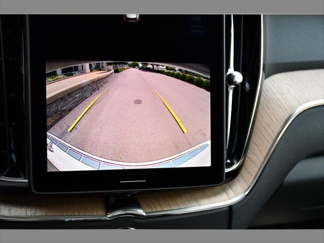 2027 Volvo XC60 SUV in Crystal White thumbnail 21