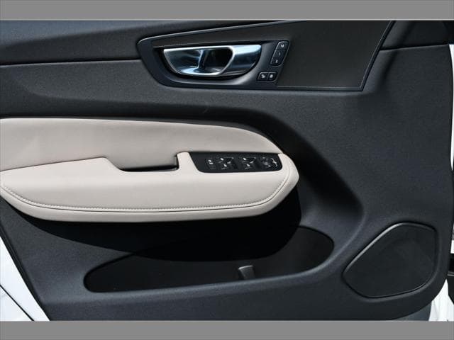 2027 Volvo XC60 SUV in Crystal White thumbnail 26