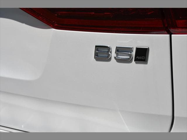 2027 Volvo XC60 SUV in Crystal White thumbnail 28