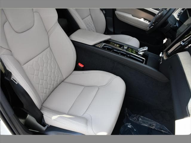 2027 Volvo XC60 SUV in Crystal White thumbnail 31
